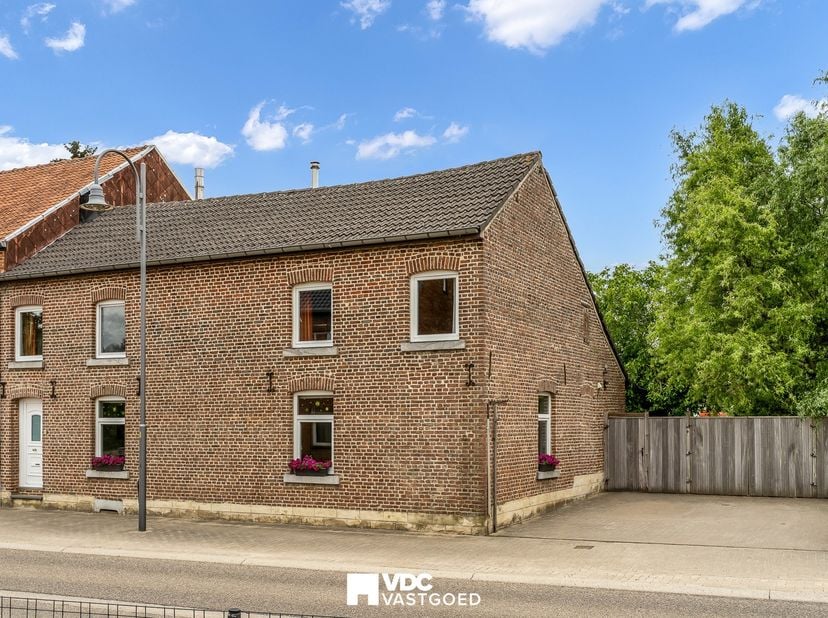 Welkom in deze gezellige en warme woning die doorheen de tijd met veel charme en liefde werd gerenoveerd. Zodra je binnenkomt, ervaar je een verademen
