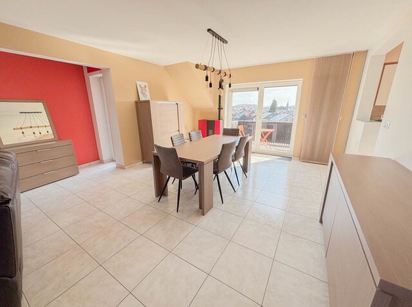 Magnifique duplex situé au 3ème étage, offrant d&#039;excellentes prestations énergétiques et idéalement situé à proximité de nombreuses facilités.Il se co