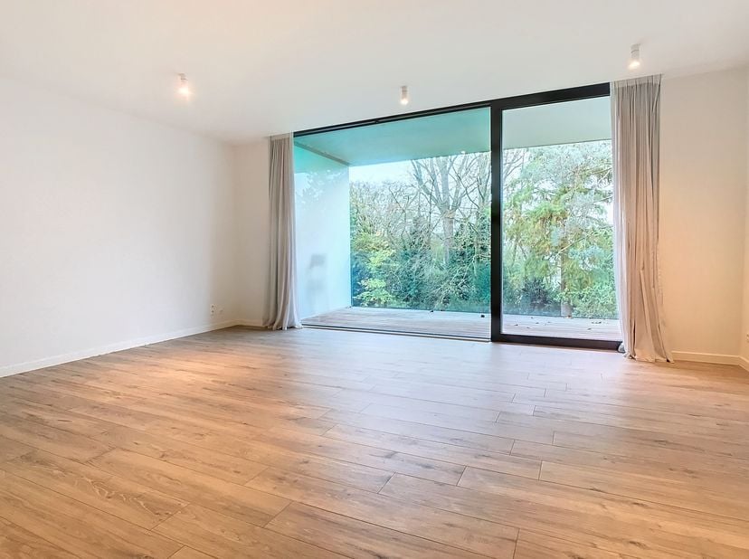 Le moyen le plus rapide pour visiter cet appartement? Demandez votre visite via le bouton rouge de notre site Web (www.dewaele.com) et vous serez cont