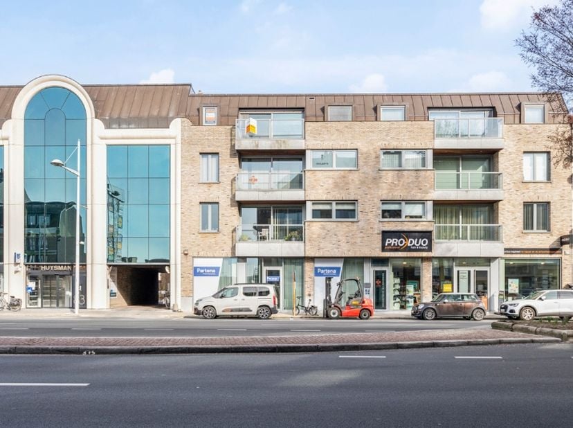 Op zoek naar een handelsuimte op een commerciële TOPligging met veel visibiliteit? In het centrum van Eeklo, rechtover het Kruger centrum is deze kant