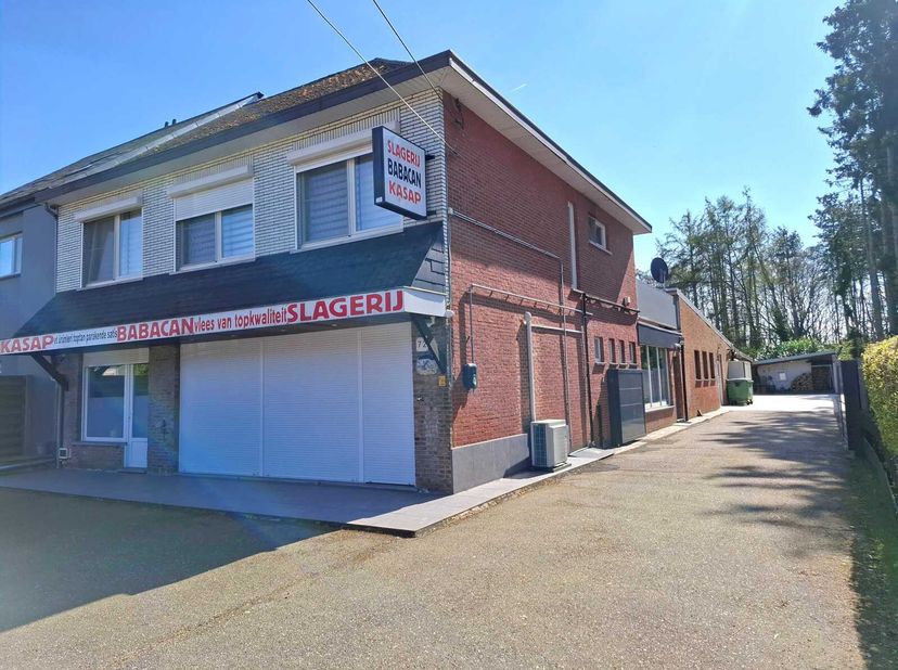 Bien professionnel à vendre
                    à 3945 Oostham