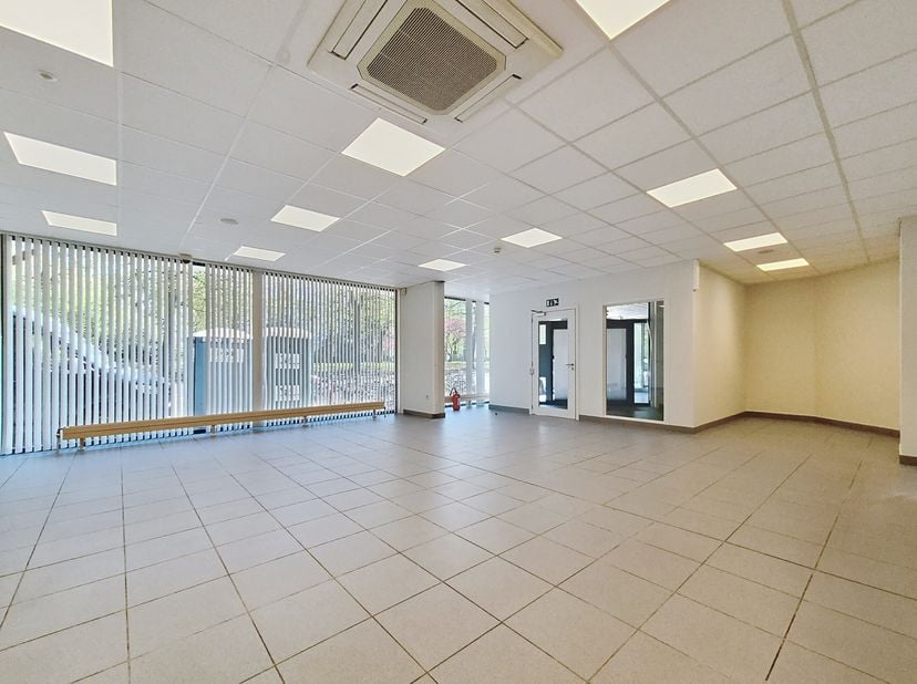 Dit kantoor op een absolute toplocatie aan de Franklin Rooseveltlaan in Gent biedt alles wat u zoekt als ondernemer: visibiliteit, bereikbaarheid en u
