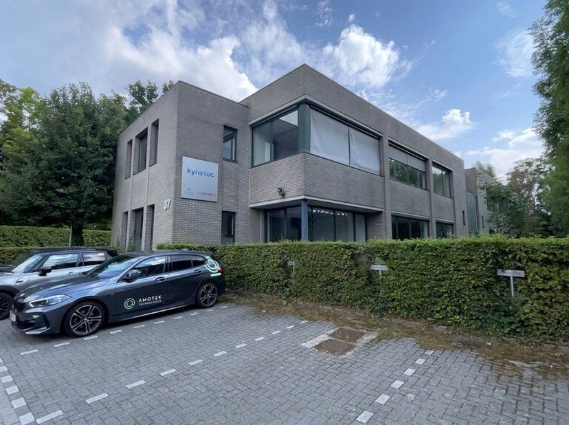 259m² de bureaux entièrement divisé et prêts à emménager au rez-de-chaussée du côté droit (extensible à 518m² de bureaux)&lt;br /&gt;
Emplacement : à proxim