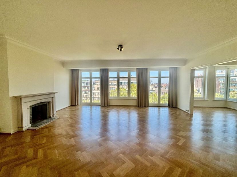LUMINEUX appartement de 180 m2 au 7ème sur 8 étages.&lt;br /&gt;
Comprenant un énorme living de 64 m2 avec son magnifique parquet en chêne ,grand hall de 19