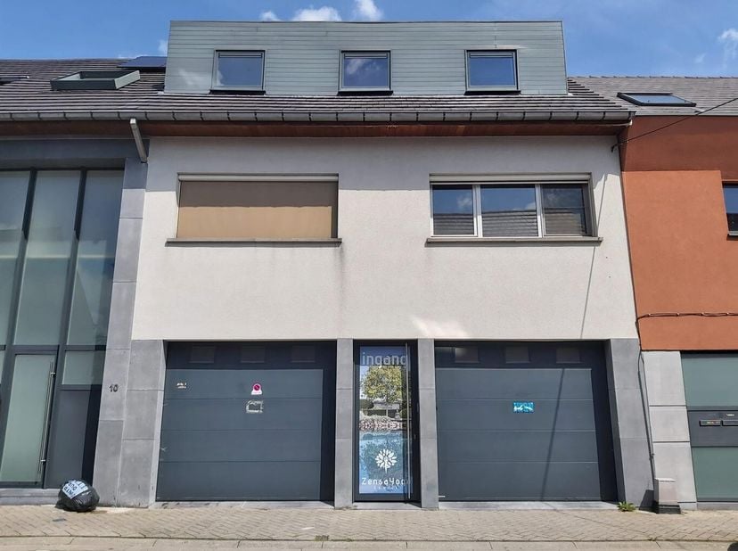 Energiezuinig appartement met dakterras op de tweede verdieping bevindt zich dit lichtrijke appartement met inkomhal, ruime leefruimte en open keuken