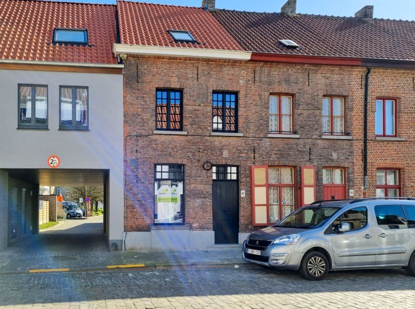 Deze prachtige woning in Brugge is onlangs gerenoveerd in 2020 en biedt alle comfort en luxe die je maar kunt wensen.&lt;br /&gt;
De woning beschikt over 3