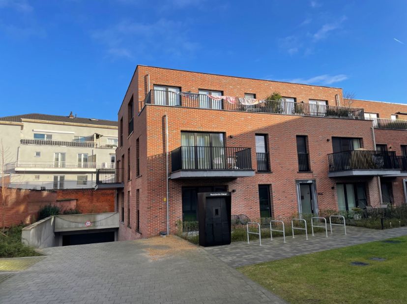 Onder het appartementscomplex Residentie OSCAR aan de Brugstraat 92/94/96 drie (nieuwbouw) staanplaatsen individueel te koop - P28 (12m²), P31 (12.5m²