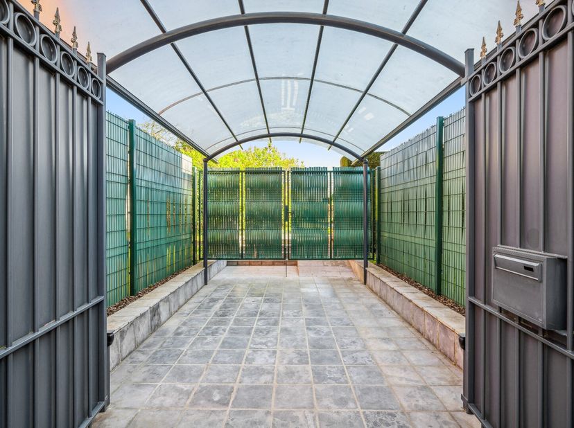 Deze instapklare en zeer goed onderhouden bungalow is door een grote poort afgeschermd. Het pand heeft als indeling: hall, keuken, wasplaats en koele