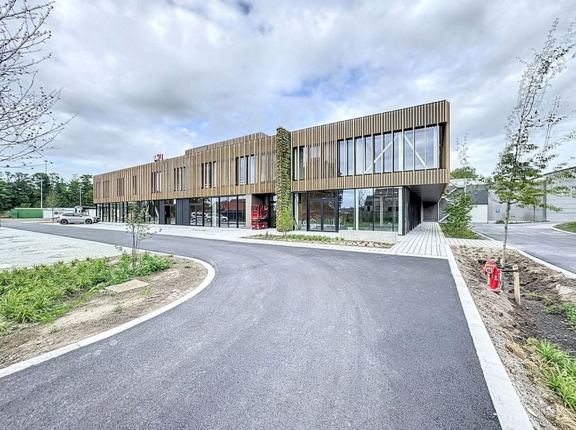 Cet espace commercial attrayant, situé à un emplacement idéal dans la Stationsstraat à Oudenburg, offre une excellente opportunité pour diverses activ