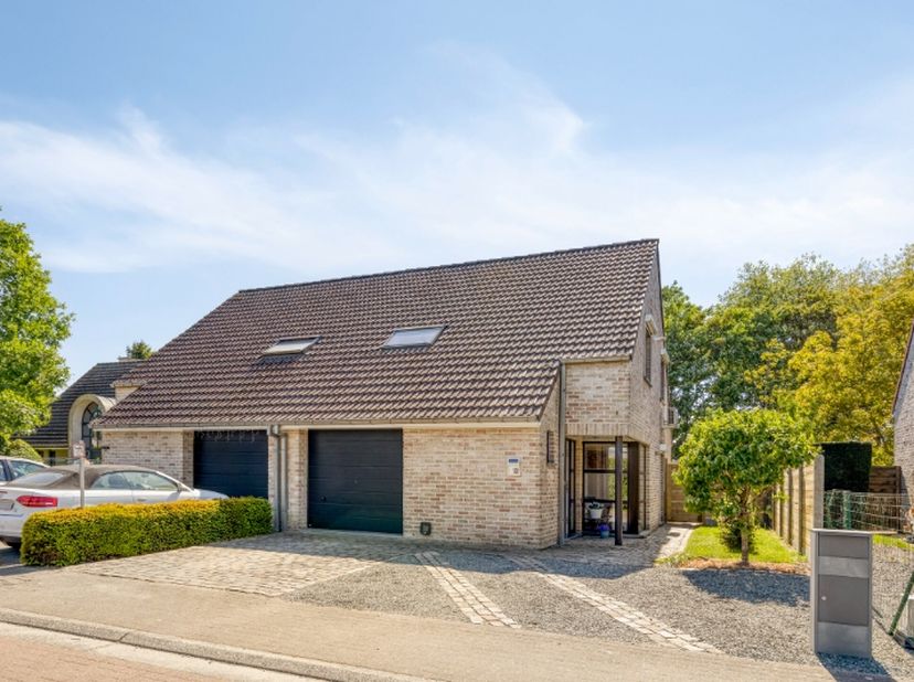 In een rustige, kindvriendelijke wijk in het bruisende Sleidinge vindt u deze charmante halfopen bebouwing op een zuidwest gericht perceel van 345 m².