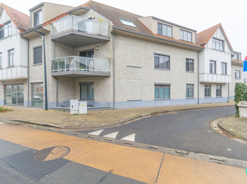 Verkocht op de eerste Bordes-bezoekdag. Compromis in opmaak. Dit instapklaar éénslaapkamerappartement nabij het dorp van Heusden heeft een bruikbare v