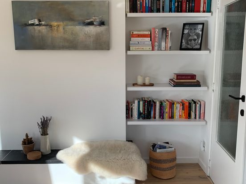 Volledig gerenoveerd, instapklaar hoekappartement van 104m2 met grote garagebox optioneel bij aan te kopen), gemeenschappelijke tuin en privé terras.