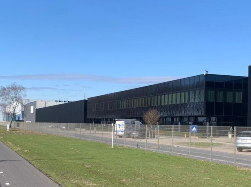 590m² d&#039;espace de bureau au rez-de-chaussée (extensible à 1090m²)&lt;br /&gt;
Emplacement : sur un site visible le long de l&#039;E34&lt;br /&gt;
Spécifications : faça