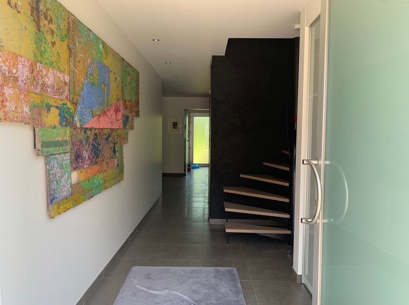 Deze luxueuze woning combineert stijl en comfort op een uitzonderlijke locatie in Zwevegem. Dankzij de rustige ligging in een residentiële buurt, geni