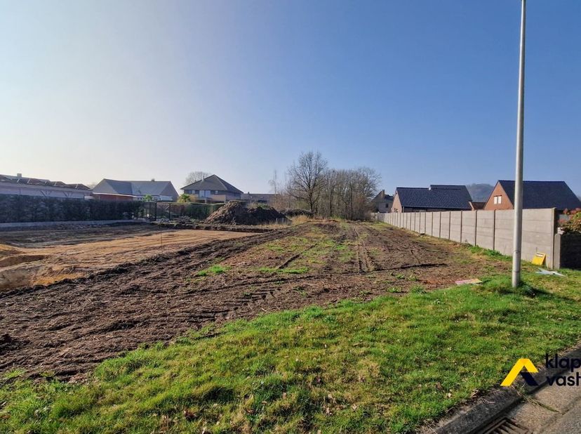 Mooi perceel van 6a59ca voor HOB, in het rustige Nieuwe Kempe met Genk en Opglabbeek op 5 minuten. Vlotte verbinding met het openbare vervoer, natuur