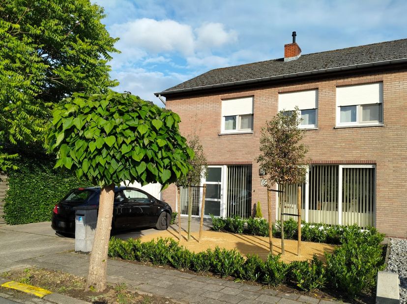 Mooie gerenoveerde woning (halfopen bebouwing) gelegen in rustige doodlopende straat in het centrum van Mol (op 500m van het station).&lt;br /&gt;
&lt;br /&gt;
In
