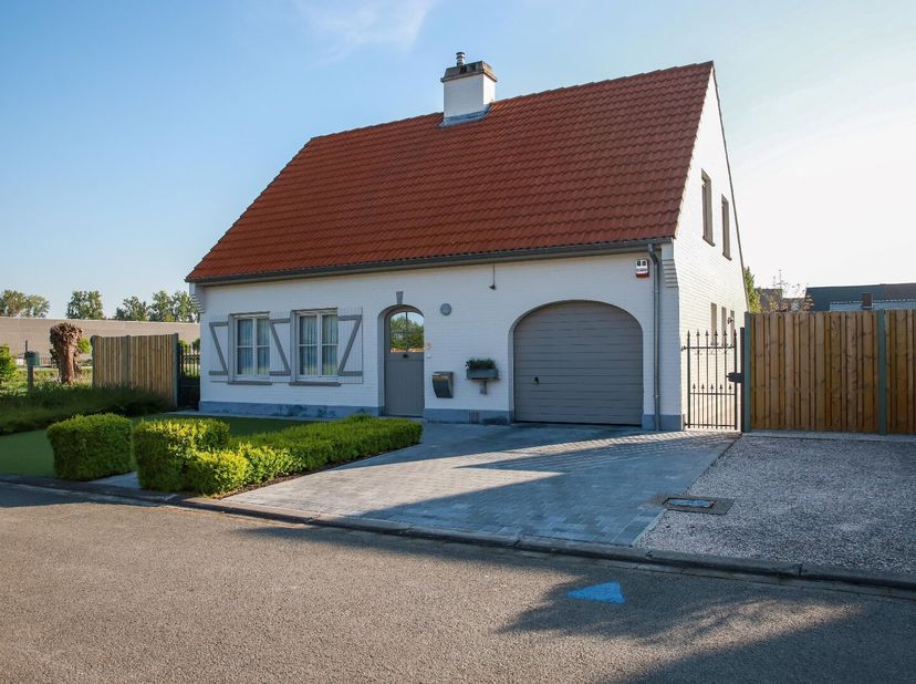 Uiterst verzorgde villa met fenomenale ligging naast de Hondius vijver, vlakbij de bibliotheek en het cultuurcentrum in Wakken.&lt;br /&gt;
Aan het einde va