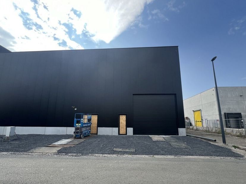 215m² nieuwbouw magazijn met 2 parkeerplaatsen&lt;br /&gt;
Ligging: R4 op 350 en busknooppunt op wandelafstand&lt;br /&gt;
Specificaties: staalstructuur met alumi