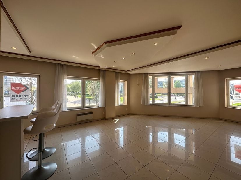 Disponible immédiatement, cet appartement lumineux au premier étage avec une vue imprenable sur la marina offre un espace de vie confortable dans une