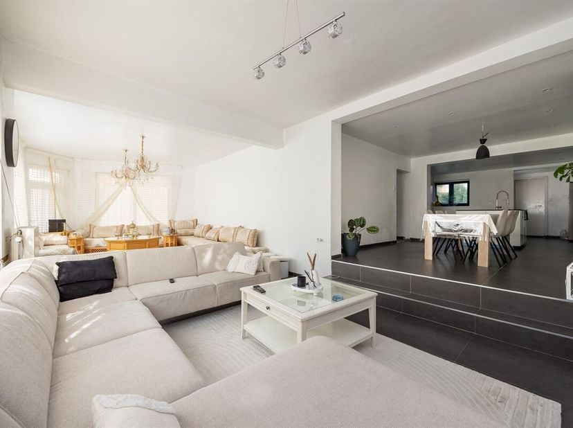 Cette maison spacieuse est idéale pour les grandes familles ou pour ceux qui recherchent un grand espace de vie dans un endroit calme mais central. Si