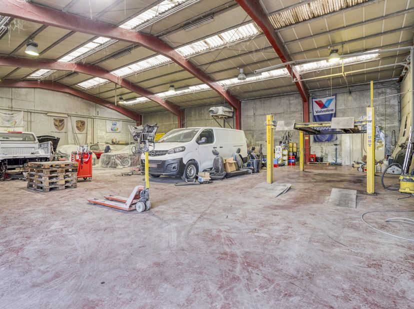 Propriété polyvalente composée d&#039;un espace commercial avec des entrepôts et une station-service.&lt;br /&gt;
Situé dans un endroit très commerçant, sur la r