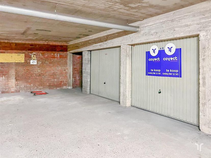 Deze ruime garage is gelegen in de residentie Goudenboom, een rustige en centrale locatie in Koksijde, op de hoek tussen twee straten, vlakbij de zee