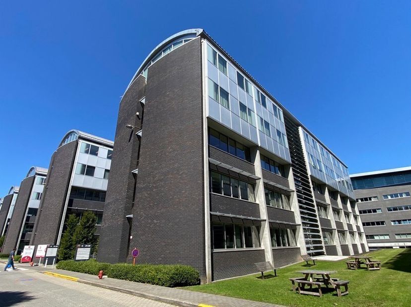 Immeuble de bureau entièrement rénové de 3226m² bloc G (divisible à partir de 582m²)&lt;br /&gt;
Emplacement: à proximité de la sortie E40 et R4 avec un acc