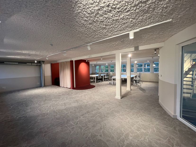 Ontdek onze instapklare en volledig gemeubileerde kantoren geschikt voor 8 personen (+/- 64 m²), strategisch gelegen langs de dynamische Brugsevaart (