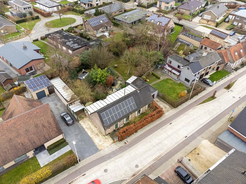 Dit landhuis in Petegem-aan-de-Leie op een perceel van 1386m² geniet van een bijzonder goede ligging met vlotte verbindingen naar alle verbindingswege