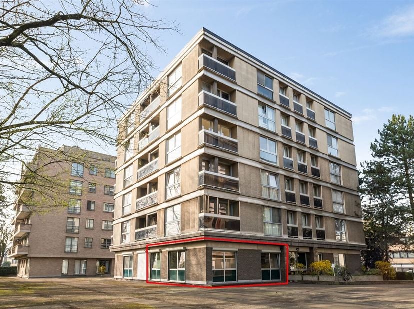 Gelijkvloers appartement met 1 slpk en autostaanplaats&lt;br /&gt;
Dit gelijkvloers appartement bevindt zich in een netjes onderhouden appartementsgebouw in