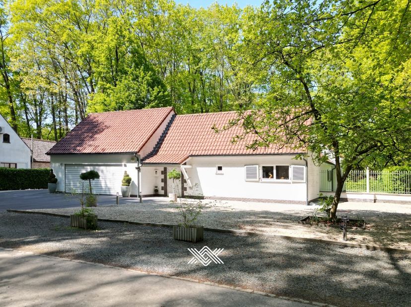 Deze karaktervolle villa is gelegen op een ruim perceel van 3.064 m², in het Beukenpark te Aalter. Deze residentiële wijk staat bekend om haar rustige