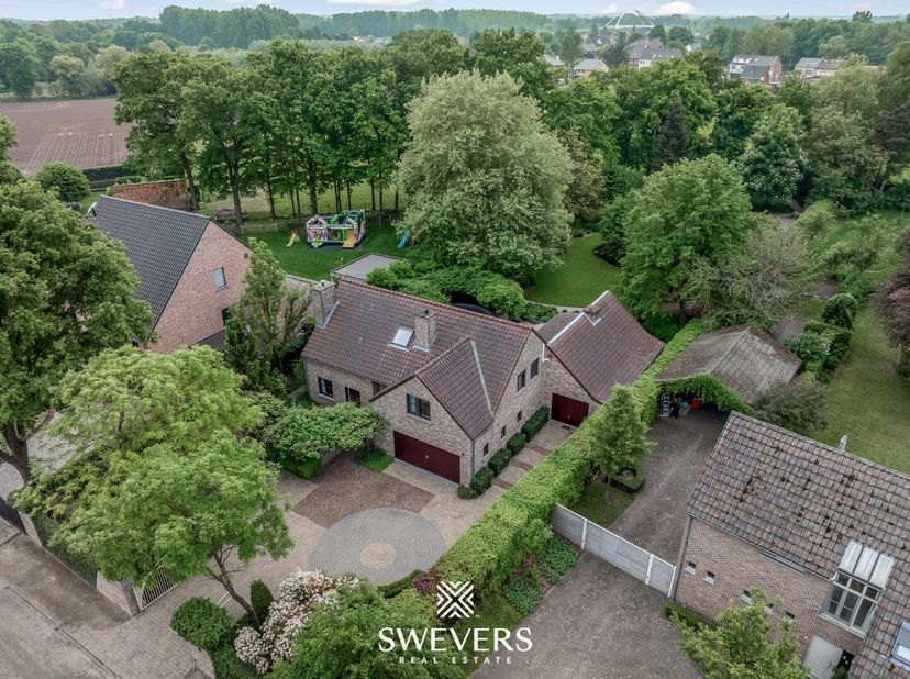 Deze instapklare open bebouwing in een rustige, doodlopende straat in Heusden-Zolder biedt een unieke combinatie van ruimte, comfort en privacy op een