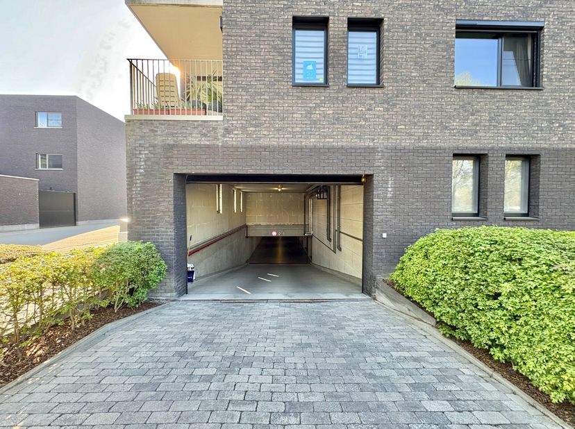 Ondergrondse parkeerplaats in residentie LONGITUDE in Regatta wijk te Linkeroever.&lt;br /&gt;
€85 + €5 forfaitaire kost &lt;br /&gt;
Onmiddellijk beschikbaar&lt;br