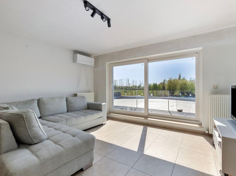 In een kleinschalig gebouw van 3 appartementen in totaal, nabij het dorp, scholen, openbaar vervoer, diverse buurtwinkel, Aldi,  ... goed gelegen APPA
