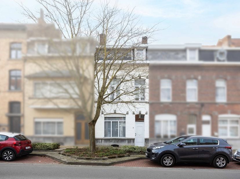 Gelegen in de prestigieuze Fostierlaan, één van de mooiste lanen van Ronse, biedt deze karaktervolle burgerwoning een combinatie van authentieke charm