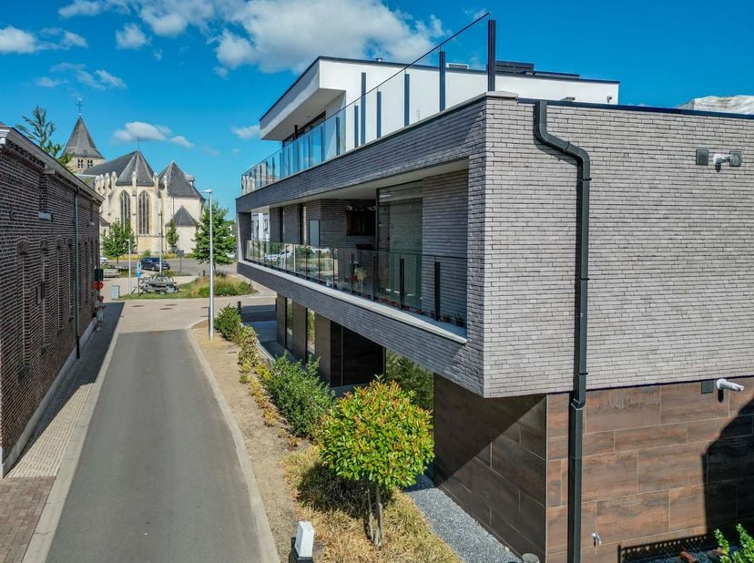 Aan de Bloemenstraat 3 bus 3,  in het hartje van Wellen, vinden we dit prachtige, gelijkvloerse   2-slaapkamerappartement van 89 m²  met een inpandig