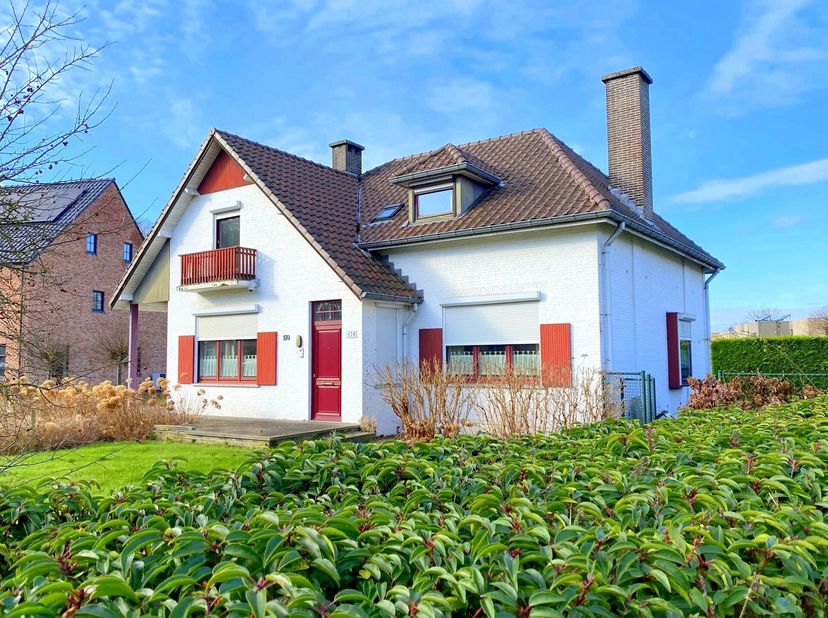 Rustig gelegen, riante villa op ruim perceel. Het pand is gelegen nabij bossen en heeft ook uitzicht op groen.Het ruime perceel geeft je privacy ,het