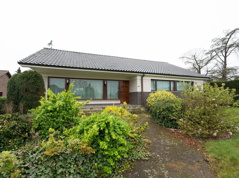 WONING MET MAGAZIJN &lt;br /&gt;
 &lt;br /&gt;
Notarissen Cops &amp; Swenters met zetel te 3680 Maaseik, Maastrichtersteenweg 85, met antennes te Maaseik en Dilsen-St
