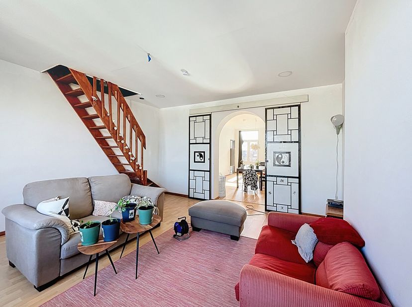 À proximité de lav. Eugene Demolder, de lav. Sleeckx et du parc du Hamoir, au 4E étage dune petite copropriété, superbe triplex 4 chambres de ± 167m²