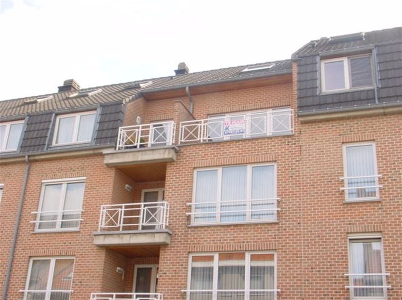 Mooi duplex appartement met kelder gelegen in het centrum van Landen aan het gezellige Marktplein.&lt;br /&gt;
Het appartement heeft 3 slaapkamers en een ru