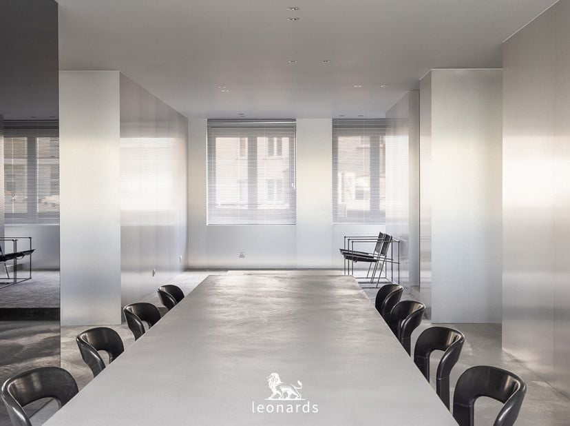 In het hart van Kortrijk, in de Sint-Jorisstraat, bevindt zich deze exclusieve en lichtrijke loft van 192 m². Dit unieke appartement werd in 2022 voll