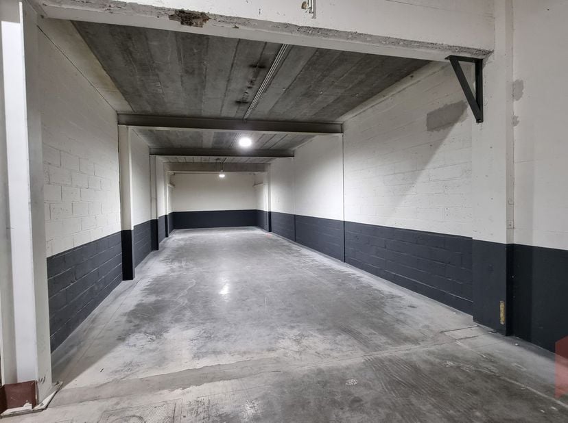 KMO-units te huur op een gerenoveerde site in Hasselt. Elke unit beschikt over een sectionaal poort en heeft een vrije hoogte van ca. 7m. Zeer goede l