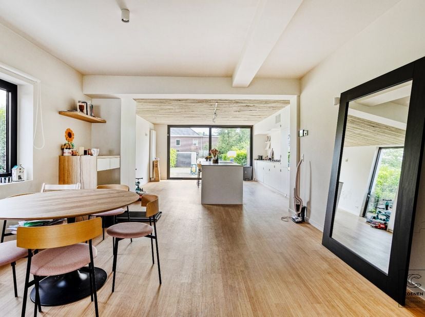 Deze prachtig en volledig gerenoveerde (2022) woning met drie slaapkamers bevindt zich op een absolute toplocatie in Schilde. Bij het betreden van de