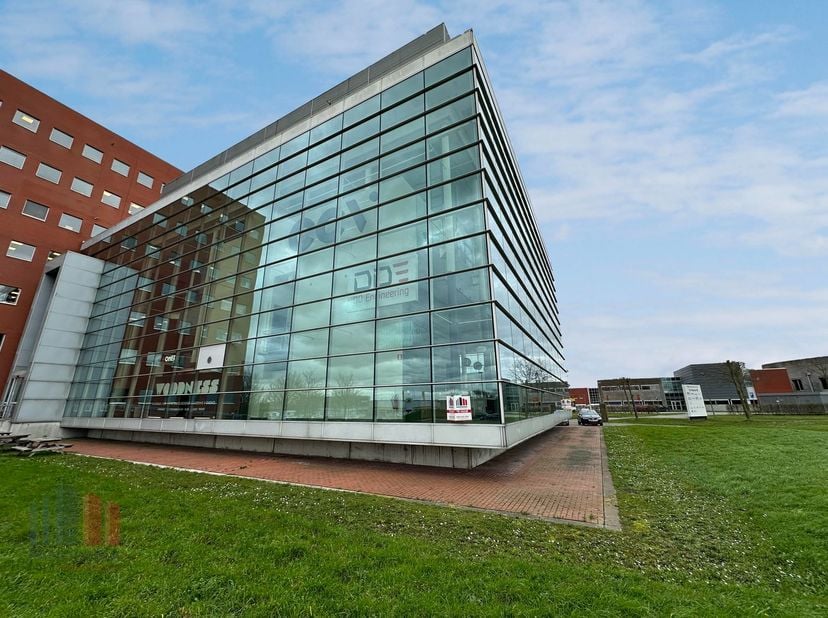 Superbe espace de bureaux all-in d&#039;une superficie de 400 m² à louer à 700 m à peine du Noorderring avec une connexion immédiate à l&#039;A19 via la bretell