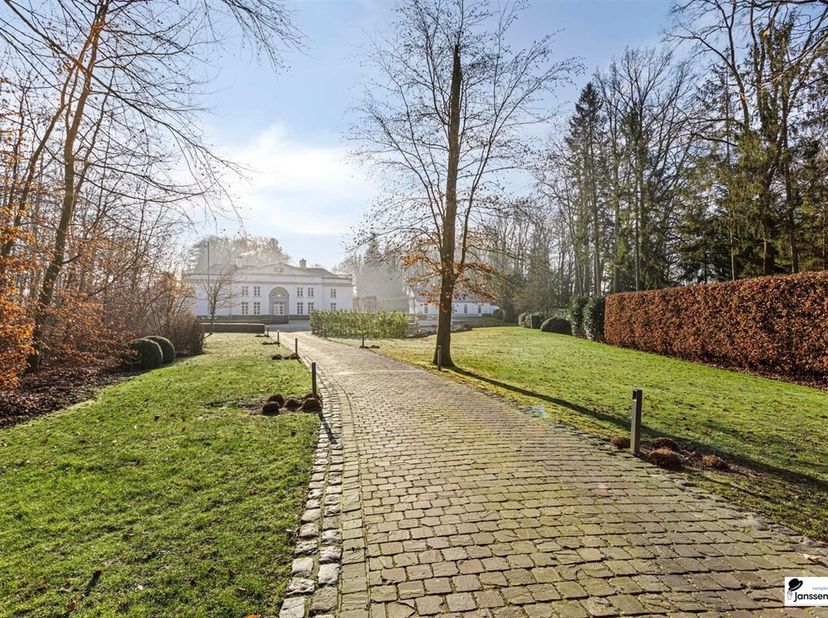 Villa château néoclaste &#039;Hof te Bodegem&#039; située à la périphérie verdoyante de Bruxelles !&lt;br /&gt;
Ce manoir exceptionnel &#039;Hof te Bodegem&#039; est situé sur