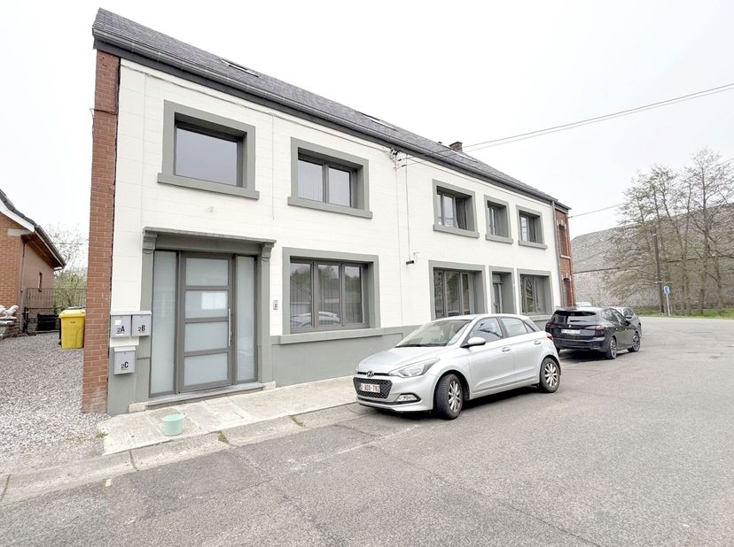 BIESMEREE, lichte TRIPLEX (2CH/1SDB) van ongeveer 80 m² gelegen in een klein condominium. Het bestaat uit een inkomhal, apart toilet, slaap/studeerkam