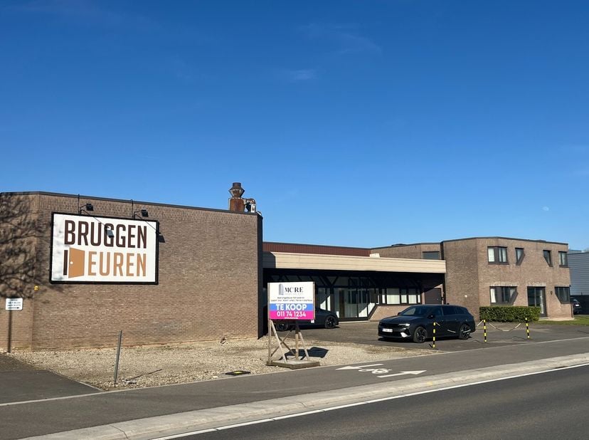 Bedrijfsgebouw van 2688m² (inclusief 300m² terrein met afdak) gelegen op een perceel van 53a70ca op het bedrijventerrein Diepenbeek centrum.  Dit gebo