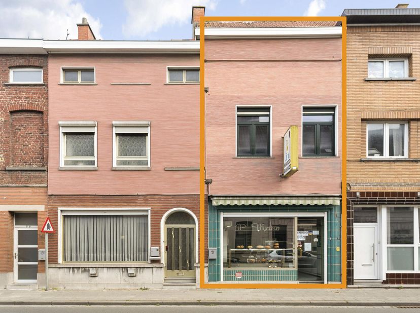 Boulangerie avec maison et atelier séparés&lt;br /&gt;
Le long d&#039;une des voies d&#039;accès à proximité du centre-ville et de toutes autres commodités, nous trou