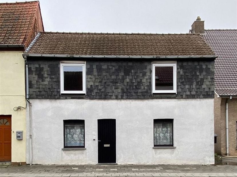 Jolie maison trois façades située à cinq minutes de Tournai, proche des grands axes.&lt;br /&gt;
Elle se compose d&#039;un living spacieux et lumineux qui donne