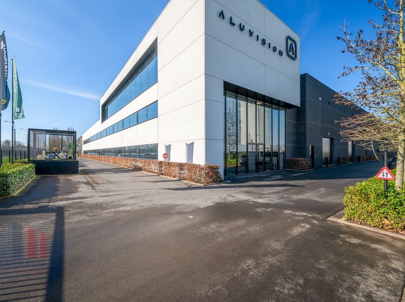 Dit unieke bedrijfsgebouw biedt moderne en volledig uitgeruste kantoren van 977 m² kantoren te huur. Dankzij de strategische ligging geniet u van een
